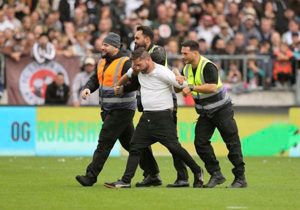 Photo again and again the famous number a streaker from the audience storms the pitch and is overpowered by 3 security guards Soccer 1 Bundesliga , 5 Matchday on Sat 27 09 2025 FC St Pauli Bayer 04 Leverkusen 1 2