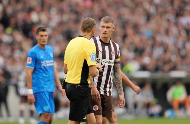 Photo Eric SMITH Pauli in conversation with referee Martin Petersen , left Soccer 1 Bundesliga , Matchday 5 on Sat 27 09 2025 FC St Pauli Bayer 04 Leverkusen 1 2