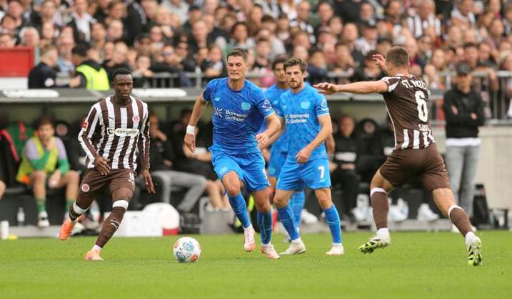 Photo Patrik Schick Leverkusen vs Abdoulie CEESAY Pauli , left and James Sands Pauli , right Soccer 1 Bundesliga , Matchday 5 on Sat 27 09 2025 FC St Pauli Bayer 04 Leverkusen 1 2