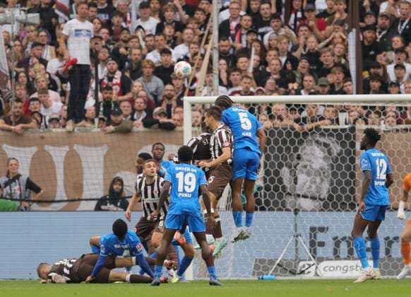 Photo Adam Dzwigala Pauli heads against Loic BADE Leverkusen Football 1 Bundesliga , Matchday 5 on Sat 27 09 2025 FC St Pauli Bayer 04 Leverkusen 1 2