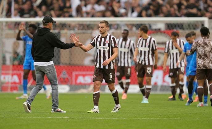 Photo Disappointment after the final whistle among the players of St Pauli, here coach Alexander BLESSIN with James Sands Pauli , right Soccer 1 Bundesliga , Matchday 5 on Sat 27 09 2025 FC St Pauli Bayer 04 Leverkusen 1 2