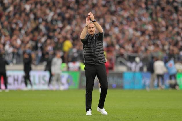 Photo cheering after the final whistle at coach Erik ten HAG Leverkusen Soccer 1 Bundesliga , Matchday 5 on Sat 27 09 2025 FC St Pauli Bayer 04 Leverkusen 1 2