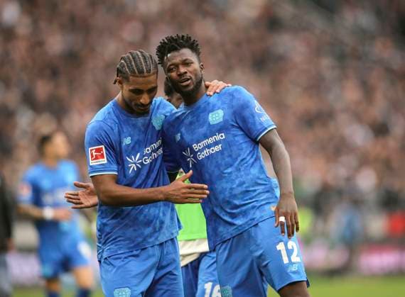 Photo cheering after the final whistle by the players from Leverkusen , here Edmond TAPSOBA the scorer to 0 1 and left Loic BADE Soccer 1 Bundesliga , matchday 5 on Sat 27 09 2025 FC St Pauli Bayer 04 Leverkusen 1 2