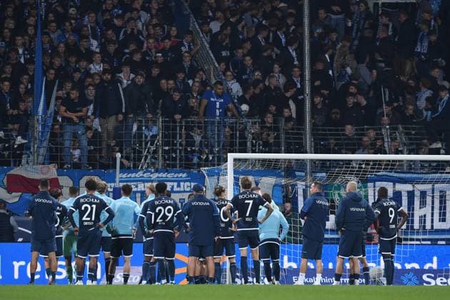 Soccer 2 Bundesliga 7 Matchday VfL Bochum Fortuna Düsseldorf on 27 09 2025 at Vonovia Ruhrstadion in Bochum Bochum players face their fans after the defeat DFL regulations prohibit any use of photographs as image sequences and or quasi video xRx