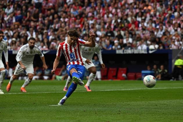 September 27, 2025, Madrid, Madrid, Spain: Julian Alvarez of Atletico de Madrid scores his team s fourth goal from a free kick during the LaLiga EA Sports match between Atletico de Madrid and Real Madrid CF at Riyadh Air Metropolitano. Madrid Spain - ZUMAd308 20250927_zsp_d308_019 Copyright: xJuanxCarlosxLucasx