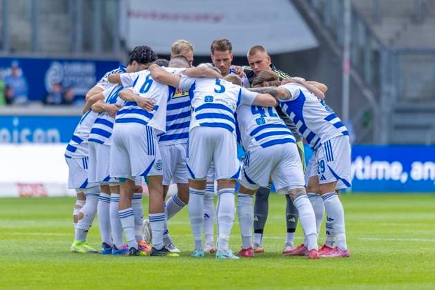 Duisburg, Germany 27 September 2025 3 Liga 2025 2026 MSV Duisburg vs FC Ingolstadt 04 In the picture The MSV players form a team circle to close ranks DFB regulations prohibit any use of photographs as image sequences and or quasi video Schauinsland Reisen Arena Nordrhein Westfalen Copyright: xFotostandx xSchäferx