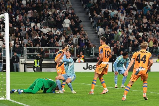 Turin, Italy, 27th September 2025. Dusan Vlahovic of Juventus reacts as Marco Carnesecchi of Atalanta smothers the ball in the goalmouth during the Juventus vs Atalanta Serie A match at Allianz Stadium, Turin. Picture credit should read: Jonathan Moscrop Sportimage EDITORIAL USE ONLY. No use with unauthorised audio, video, data, fixture lists, club league logos or live services. Online in-match use limited to 120 images, no video emulation. No use in betting, games or single club league player publications. SPI_052_JM_JUVE_ATALANTA SPI-4163-0052