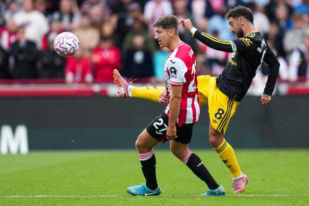Premier League Brentford v Manchester United, ManU Bruno Fernandes of Manchester United and Yehor Yarmolyuk of Brentford during the Premier League match Brentford vs Manchester United at The Gtech Community Stadium, London, United Kingdom, 27th September 2025 (Photo by Harvey Murphy News Images) Copyright: xHarveyxMurphy NewsxImagesx