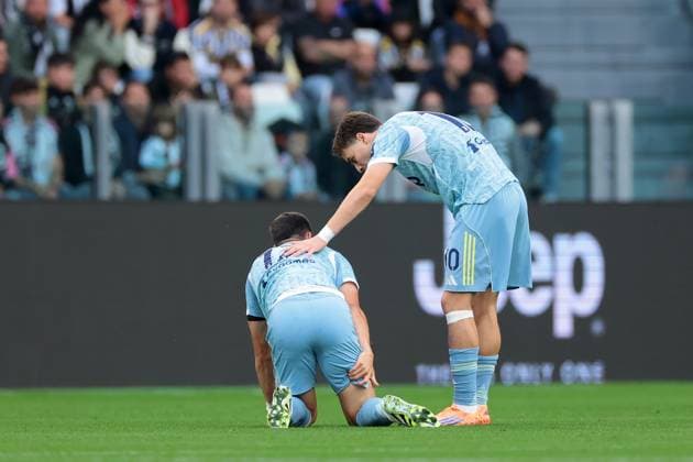 Turin, Italy, 27th September 2025. Kenan Yildiz of Juventus checks on team mate Vasilije Adzic as he grasps his hamstring during the Juventus vs Atalanta Serie A match at Allianz Stadium, Turin. Picture credit should read: Jonathan Moscrop Sportimage EDITORIAL USE ONLY. No use with unauthorised audio, video, data, fixture lists, club league logos or live services. Online in-match use limited to 120 images, no video emulation. No use in betting, games or single club league player publications. SPI_061_JM_JUVE_ATALANTA SPI-4163-0061