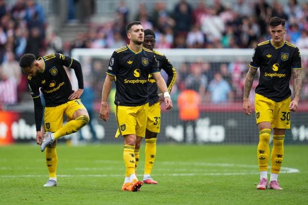 Premier League Brentford v Manchester United, ManU Manchester United players after 3-1 defeat during the Premier League match Brentford vs Manchester United at The Gtech Community Stadium, London, United Kingdom, 27th September 2025 (Photo by Harvey Murphy News Images) Copyright: xHarveyxMurphy NewsxImagesx