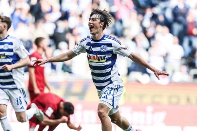 Sport, Football, 3 Liga Season 2025 2026 8 Matchday MSV Duisburg FC Ingolstadt 04 27 09 2025, schauinsland reisen arena Simon Symalla MSV Duisburg, 23 is happy after the goal for the 1 1 equalizer by Patrick Sussek MSV Duisburg, 37 Duisburg schauinsland reisen arena North Rhine-Westphalia Germany