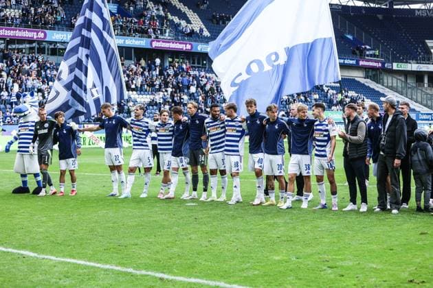 Sports, Football, 3 Liga Season 2025 2026 8 Matchday MSV Duisburg FC Ingolstadt 04 27 09 2025, schauinsland reisen arena The players of MSV Duisburg after the match in front of the fan curve Duisburg schauinsland reisen arena North Rhine-Westphalia Germany