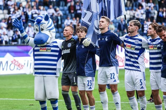 Sports, Football, 3 Liga Season 2025 2026 8 Matchday MSV Duisburg FC Ingolstadt 04 27 09 2025, schauinsland reisen arena The players of MSV Duisburg after the match in front of the fan curve Duisburg schauinsland reisen arena North Rhine-Westphalia Germany