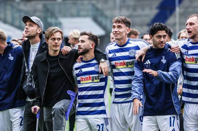 Sports, Football, 3 Liga Season 2025 2026 8 Matchday MSV Duisburg FC Ingolstadt 04 27 09 2025, schauinsland reisen arena The players of MSV Duisburg after the match in front of the fan curve Duisburg schauinsland reisen arena North Rhine-Westphalia Germany