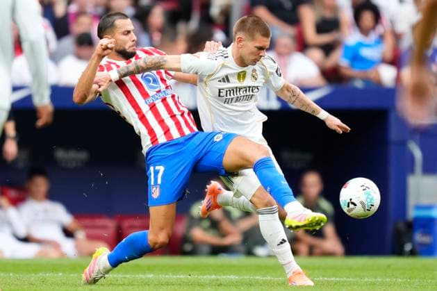 Atletico de Madrid v Real Madrid CF - LaLiga EA Sports David Hancko centre-back of Atletico de Madrid and Slovakia and Franco Mastantuono right winger Argentina compete for the ball during the LaLiga EA Sports match between Atletico de Madrid and Real Madrid CF at Riyadh Air Metropolitano on September 27, 2025 in Madrid, Spain. Madrid Spain  Copyright: xJosexBretonx originalFilename:bretonhernandez-atletico250927_npUD2.jpg