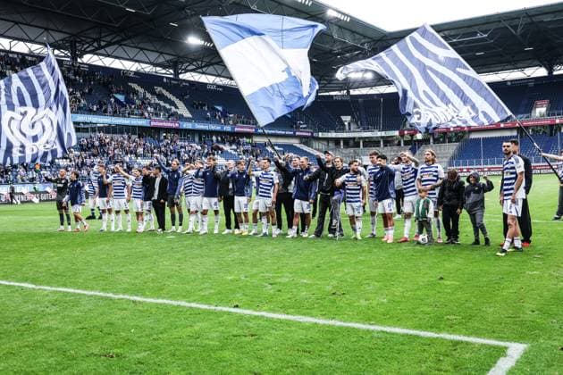 Sports, Football, 3 Liga Season 2025 2026 8 Matchday MSV Duisburg FC Ingolstadt 04 27 09 2025, schauinsland reisen arena The players of MSV Duisburg after the match in front of the fan curve Duisburg schauinsland reisen arena North Rhine-Westphalia Germany