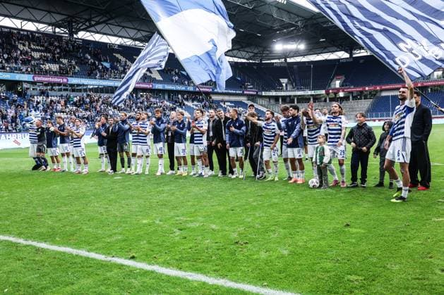 Sports, Football, 3 Liga Season 2025 2026 8 Matchday MSV Duisburg FC Ingolstadt 04 27 09 2025, schauinsland reisen arena The players of MSV Duisburg after the match in front of the fan curve Duisburg schauinsland reisen arena North Rhine-Westphalia Germany