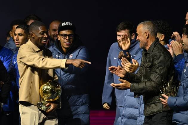 Ousmane Dembele presents his Ballon d Or during the PSG-AJ Auxerre match at the Parc des Princes on 27 September 2025. - 27 09 2025 - France Ile-de-France (region) Paris -  JulienxMattiax xLexPictorium LePictorium_0315661