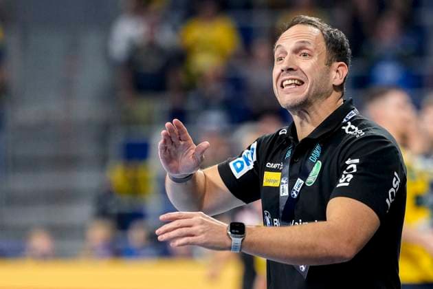 Raul Alonso coach, head coach, DHfK , gives instructions, gestures, gesturing with arms, single picture, single photo, action, action, 27 09 2025, Mannheim Germany , Handball, Bundesliga, Rhein Neckar Löwen SC DHfK Leipzig xozx