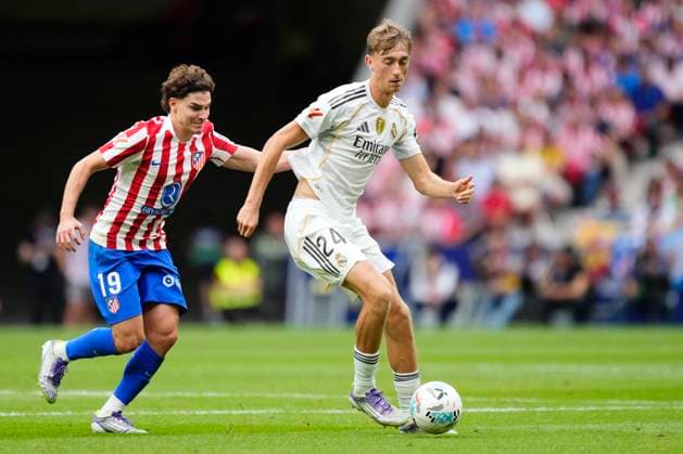 Atletico de Madrid v Real Madrid CF - LaLiga EA Sports Julian Alvarez centre-forward of Atletico de Madrid and Argentina and Dean Huijsen centre-back of Real Madrid and Spain compete for the ball during the LaLiga EA Sports match between Atletico de Madrid and Real Madrid CF at Riyadh Air Metropolitano on September 27, 2025 in Madrid, Spain. Madrid Spain  Copyright: xJosexBretonx originalFilename:bretonhernandez-atletico250927_npaUF.jpg