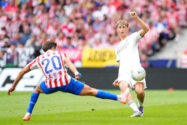 Atletico de Madrid v Real Madrid CF - LaLiga EA Sports Dean Huijsen centre-back of Real Madrid and Spain does passed during the LaLiga EA Sports match between Atletico de Madrid and Real Madrid CF at Riyadh Air Metropolitano on September 27, 2025 in Madrid, Spain. Madrid Spain  Copyright: xJosexBretonx originalFilename:bretonhernandez-atletico250927_npvpx.jpg
