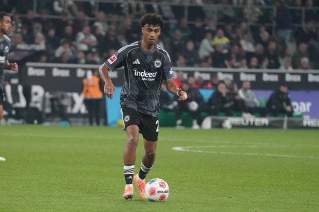Football, 1 BL Season 2025 2026 Borussia Mönchengladbach vs Eintracht Frankfurt , 27 09 2025, Stadion im Borussia Park Mönchengladbach, Nathaniel Brown Eintracht Frankfurt, Action, Single Image