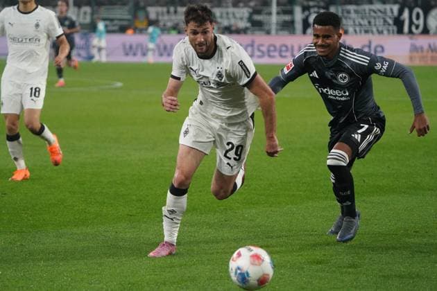 Soccer, 1 BL Season 2025 2026 Borussia Mönchengladbach vs Eintracht Frankfurt , 27 09 2025, Stadion im Borussia Park Mönchengladbach, Joe Scally, Borussia Mönchengladbach Ansgar Knaff,