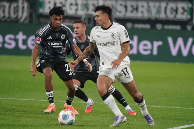 Soccer, 1 BL Season 2025 2026 Borussia Mönchengladbach vs Eintracht Frankfurt , 27 09 2025, Stadion im Borussia Park Mönchengladbach, Nathaniel Brown, Eintracht Frankfurt, Jen castrop