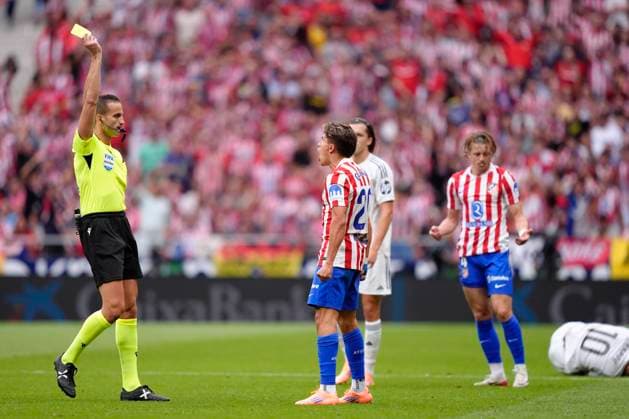 Atletico de Madrid Vs Real Madrid in Madrid - 27 Sep 2025 Giuliano Simeone of Atlético de Madrid is shown a yellow card by the referee Javier Alberola Rojas during the La Liga EA Sports match between Atletico de Madrid and Real Madrid at the Riyadh Air Metropolitano. Final Score; Atletico de Madrid 5 : 2 Real Madrid Madrid Spain Copyright: xGokhanxTanerx xSOPAxImagesx GTaner_SOPAImages_ATMvRMA_LaLiga_Madrid_Spain_27092025_00045