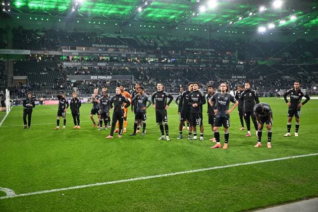 27 09 2025, xjhx, Soccer 1 Bundesliga, Borussia Moenchengladbach Eintracht Frankfurt v l Robin Koch Eintracht Frankfurt and Team thanks the fans DFL DFB REGULATIONS PROHIBIT ANY USE OF PHOTOGRAPHS as IMAGE SEQUENCES and or QUASI VIDEO Moenchengladbach