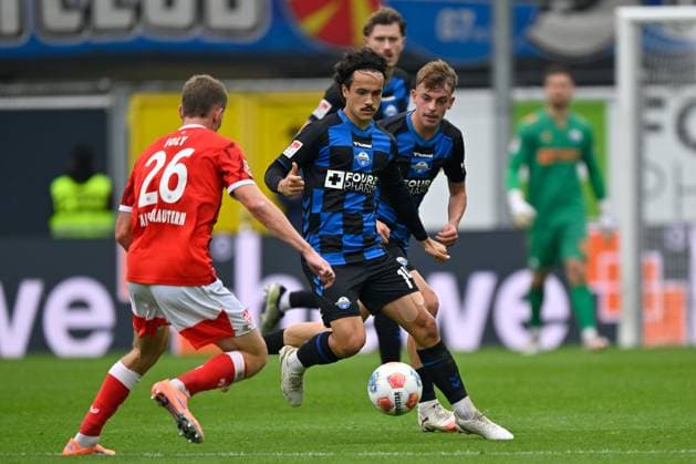 Paderborn, Home Deluxe Arena, 27 09 25, GER, Men, 2 Bundesliga, Season 2025 2026, SC Paderborn 07 1 FC Kaiserslautern Picture from left in duel Paul JOLY Kaiserslautern and Mika BAUR Paderborn DFL regulations prohibit any use of photographs as image sequences and or quasi video NRW Germany