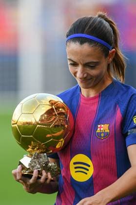 FC Barcelona, Barca v RCD ESPANYOL. JOHAN CRUYFF STADIUM,BARCELONA. September 27,2025 FC BARCELONA vs RCD ESPANYOL. September 25,2025 Aitana Bonmati presents the trophy for her third Ballon d Or to the supporters before the match between FC Barcelona and Real Sociedad corresponding to the fifth day of the La Liga F Moeve at the Johan Cruyff Stadium in Barcelona, Spain, on September 27, 2025. Barcelona ESP Copyright: xS.xRosx