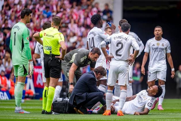 Atletico de Madrid v Real Madrid - LaLiga EA Sports Eder Militao of Real Madrid is seen on the ground during the LaLiga EA Sports football match between Atletico de Madrid and Real Madrid CF at Estadio Riyadh Air Metropolitano on September 27, 2025 in Madrid, Spain. Madrid Estadio Riyadh Air Metropolitano Madrid Spain Copyright: xAlbertoxGardinx AGardin_20250927_Foot_Liga_AtlMad_ReaMad_0275