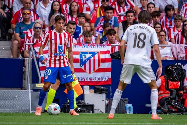 Atletico de Madrid v Real Madrid - LaLiga EA Sports Giuliano Simeone of Atletico de Madrid (L) is in action with the ball defended by Alvaro Carreras of Real Madrid (R) during the LaLiga EA Sports football match between Atletico de Madrid and Real Madrid CF at Estadio Riyadh Air Metropolitano on September 27, 2025 in Madrid, Spain. Madrid Estadio Riyadh Air Metropolitano Madrid Spain Copyright: xAlbertoxGardinx AGardin_20250927_Foot_Liga_AtlMad_ReaMad_0762