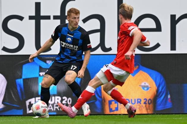 Paderborn, Home Deluxe Arena, 27 09 25, GER, Men, 2 Bundesliga, Season 2025 2026, SC Paderborn 07 1 FC Kaiserslautern Picture from left in duel Laurin CURDA Paderborn and Mika HAAS Kaiserslautern DFL regulations prohibit any use of photographs as image sequences and or quasi video NRW Germany