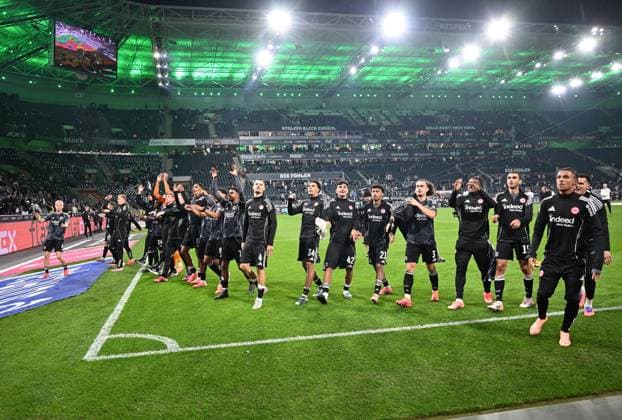 27 09 2025, xjhx, Soccer 1 Bundesliga, Borussia Moenchengladbach Eintracht Frankfurt v l Robin Koch Eintracht Frankfurt and Team thanks the fans DFL DFB REGULATIONS PROHIBIT ANY USE OF PHOTOGRAPHS as IMAGE SEQUENCES and or QUASI VIDEO Moenchengladbach