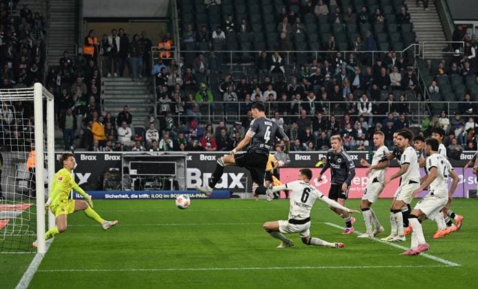 27 09 2025, xjhx, Football 1 Bundesliga, Borussia Moenchengladbach Eintracht Frankfurt v l Moritz Nicolas Borussia Mönchengladbach , Robin Koch Eintracht Frankfurt Goal scored, scores the goal to 0 6, Yannik Engelhardt Borussia Mönchengladbach DFL DFB REGULATIONS PROHIBIT ANY USE OF PHOTOGRAPHS as IMAGE SEQUENCES and or QUASI VIDEO Moenchengladbach