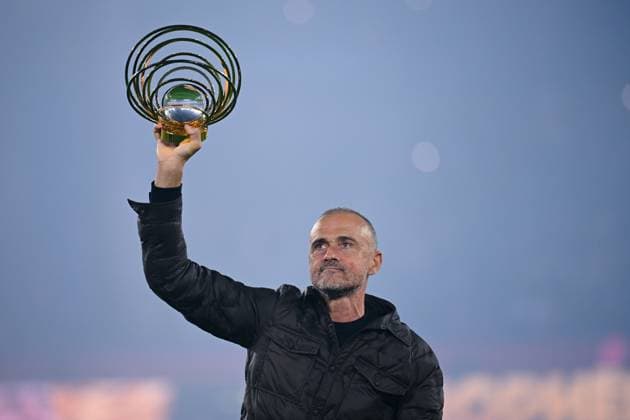 FOOTBALL : PSG vs Auxerre - Ligue1 - 27 09 2025 Luis Enrique Martinez ( coach PSG ) with Johan Cruyff trophy on hands following the Ligue 1 match between Paris Saint Germain and AJ Auxerre at Parc Des Princes on September 27 , 2025 in Paris, France. ( Photo by Federico Pestelini PsnewZ ) - ParisFrance  Copyright: xFedericoxPestelinix