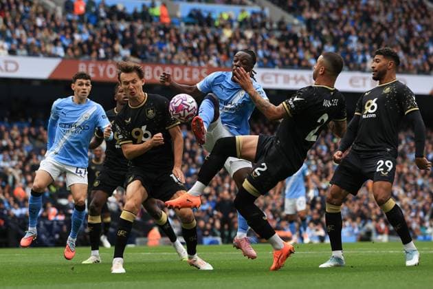 27th September 2025; Etihad Stadium, Manchester, England; Premier League Football, Manchester City versus Burnley; Jeremy Doku of Manchester City competes for the ball with Hjalmar Ekdal and Kyle Walker of Burnley  DavidxBlunsden