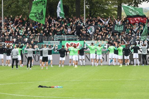 27 09 2025, Football, Men, Matchday 8 Third League Season 2025 2026 FC Schweinfurt 05 Alemannia Aachen The Schweinfurt team with their own fans before kick-off