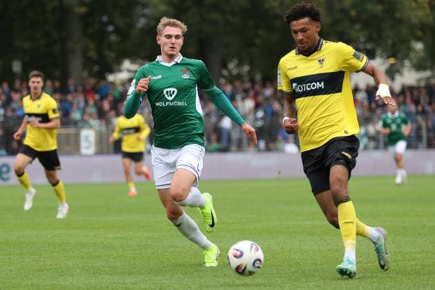 27 09 2025, Football, Men, Matchday 8 Third League Season 2025 2026 FC Schweinfurt 05 Alemannia Aachen From left Jakob Tranziska FC Schweinfurt 05, 17 against Joel Da Silva Kiala Alemannia Aachen, 37