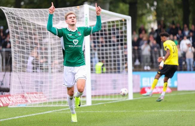 27 09 2025, Soccer, Men, 8 Matchday Third League Season 2025 2026 FC Schweinfurt 05 Alemannia Aachen Jakob Tranziska FC Schweinfurt 05, 17 with the goal to 1 0, single photo