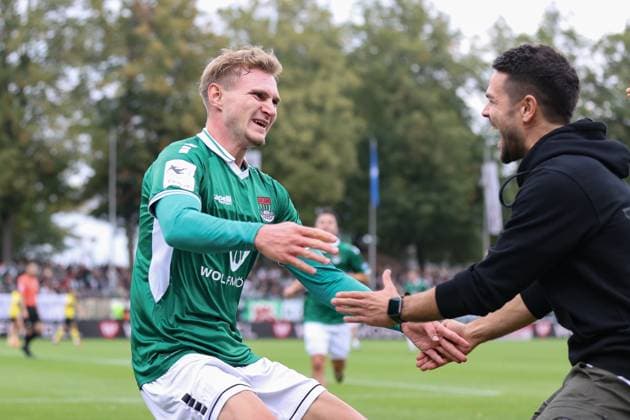 27 09 2025, Soccer, Men, 8 Matchday Third League Season 2025 2026 FC Schweinfurt 05 Alemannia Aachen From left Jakob Tranziska FC Schweinfurt 05, 17 scores to 1 0 and cheers with coach Victor Kleinhenz FC Schweinfurt 05