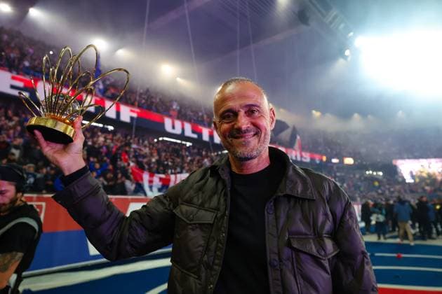 FOOTBALL : PSG vs Auxerre - Ligue1 - 27 09 2025 Luis Enrique Martinez ( coach PSG ) with johan cruyff trophy following the Ligue 1 match between Paris Saint Germain and AJ Auxerre at Parc Des Princes on September 27 , 2025 in Paris, France. ( Photo by Franck Fife pool PsnewZ ) - ParisFrance  Copyright: xFranckxFifex xpoolx xPsnewZx
