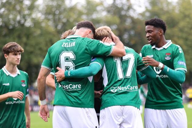27 09 2025, Football, Men, Matchday 8 Third League Season 2025 2026 FC Schweinfurt 05 Alemannia Aachen From left Lucas Zeller FC Schweinfurt 05, 06 cheers with goal scorer Jakob Tranziska FC Schweinfurt 05, 17 and Uche Obiogumu FC Schweinfurt 05, 27