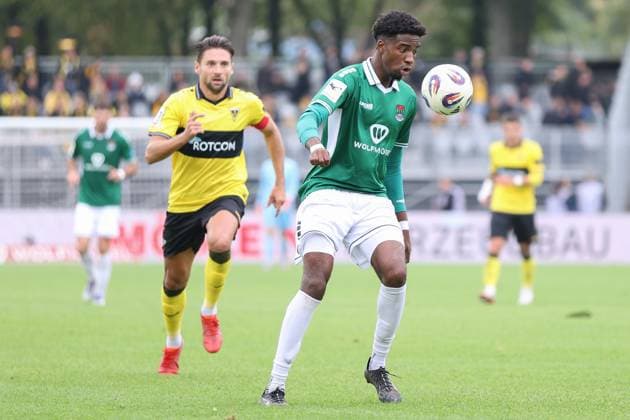 27 09 2025, Soccer, Men, 8 Matchday Third League Season 2025 2026 FC Schweinfurt 05 Alemannia Aachen Uche Obiogumu FC Schweinfurt 05, 27 with ball