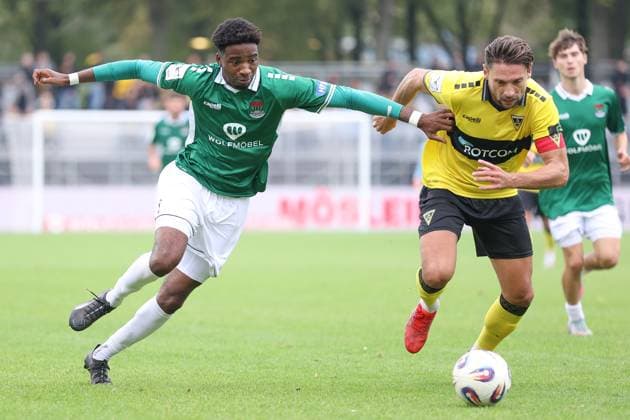 27 09 2025, Football, Men, Matchday 8 Third League Season 2025 2026 FC Schweinfurt 05 Alemannia Aachen From left Uche Obiogumu FC Schweinfurt 05, 27 in duel with Sasa Strujic Alemannia Aachen, 05