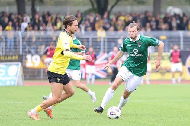 27 09 2025, Football, Men, Matchday 8 Third League Season 2025 2026 FC Schweinfurt 05 Alemannia Aachen From left Gianluca Gaudino Alemannia Aachen, 10 against Manuel Wintzheimer FC Schweinfurt 05, 25