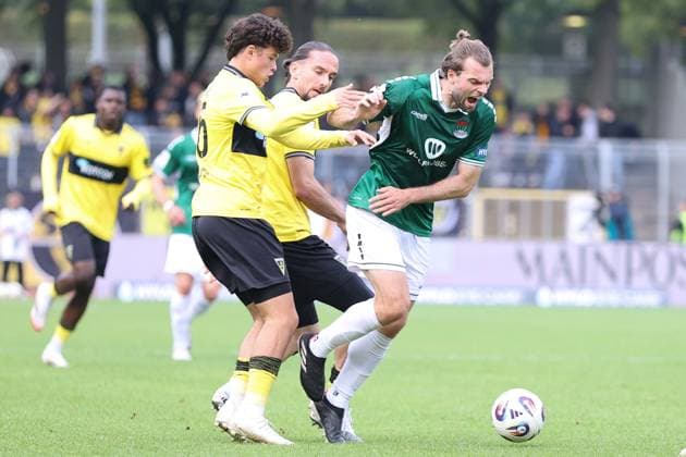 27 09 2025, Football, Men, Matchday 8 Third League Season 2025 2026 FC Schweinfurt 05 Alemannia Aachen From left Valmir Sulejmani Alemannia Aachen, 09 against Manuel Wintzheimer FC Schweinfurt 05, 25