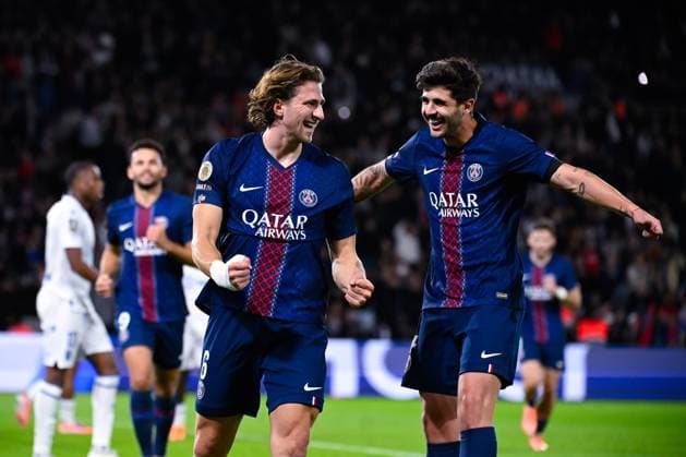 FOOTBALL : PSG vs Auxerre - Ligue1 - 27 09 2025 Illia Zabarnyi ( 6 - PSG ) celebrates with Lucas Beraldo ( 4 - PSG ) during the Ligue 1 match between Paris Saint Germain and AJ Auxerre at Parc Des Princes on September 27 , 2025 in Paris, France. ( Photo by Federico Pestelini PsnewZ ) - ParisFrance  Copyright: xFedericoxPestelinix
